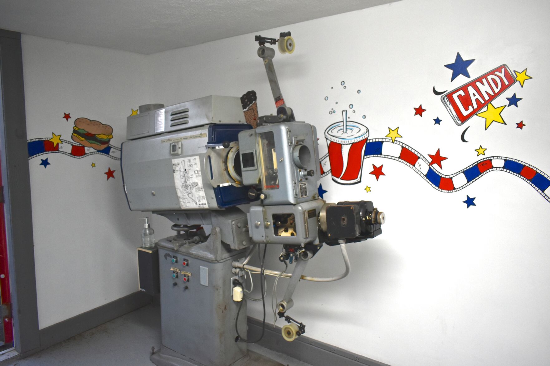 R drive-in projector_1339.JPG